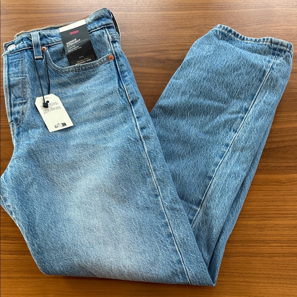 Levi's wedgie straight size 28